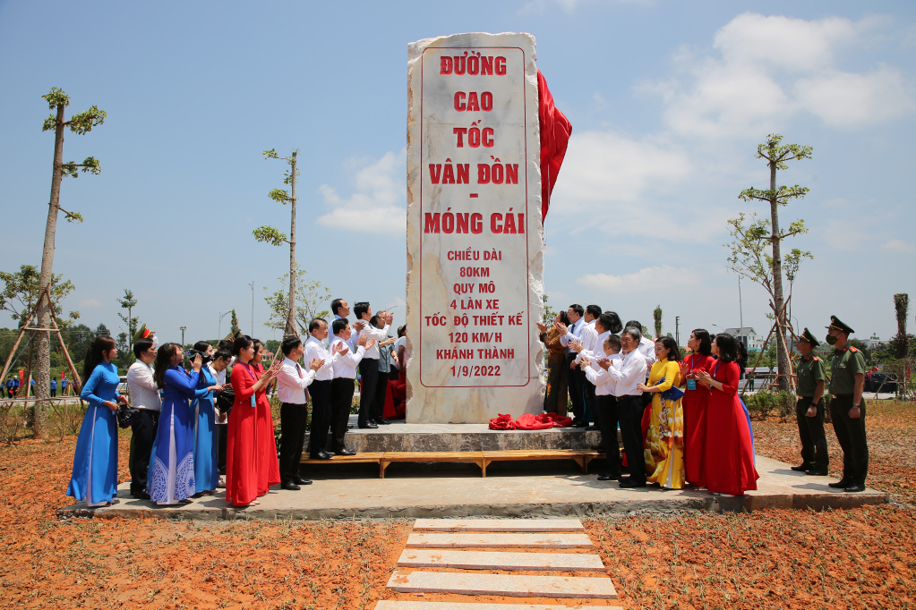 Biểu tượng tuyến cao tốc Vân Đồn - Móng Cái đặt tại điểm cuối tuyến tại nút giao Cầu Bà Mai, xã Hải Xuân, TP Móng Cái. Ảnh: Minh Hà.