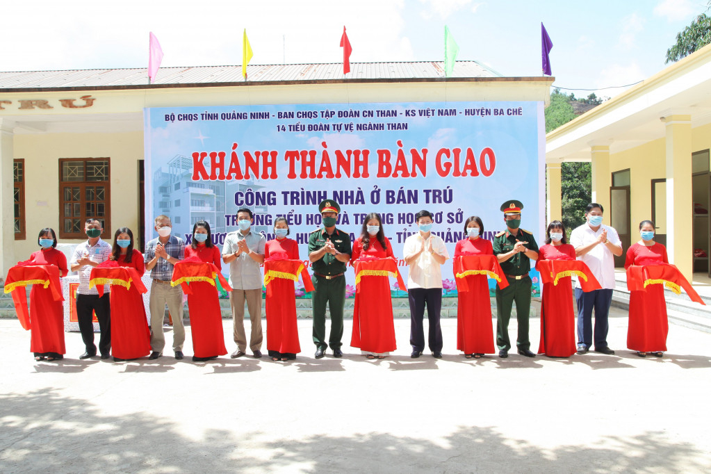 Bộ CHQS tỉnh, Ban CHQS TKV, huyện Ba Chẽ, 14 tiểu đoàn tự vệ ngành Than khánh thành, bàn giao công trình nhà ở bán trú Trường TH&THCS xã Lương Mông (huyện Ba Chẽ), tháng 9/2021. Ảnh: Văn Đảm (CTV)