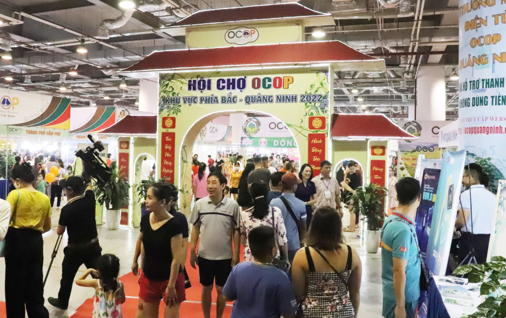 thu hút rất đông người dân, khách du lịch đến tham quan mua sắm.