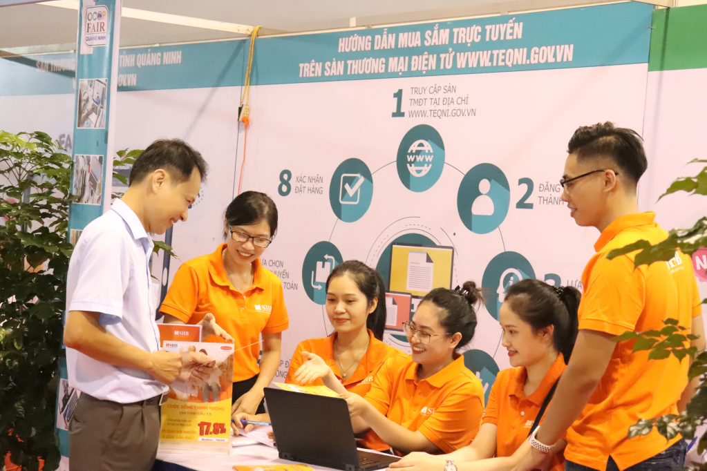 Các sản phẩm OCOP Quảng Ninh không chỉ được bán trực tiếp tại hội chợ mà được quảng bá, giao dịch trên sàn TMĐT OCOP Quảng Ninh và một số sàn TMĐT trong nước khác (như Voso.vn; Postmart.vn, …) tại Khu gian hàng thương mại điện tử và giải pháp số