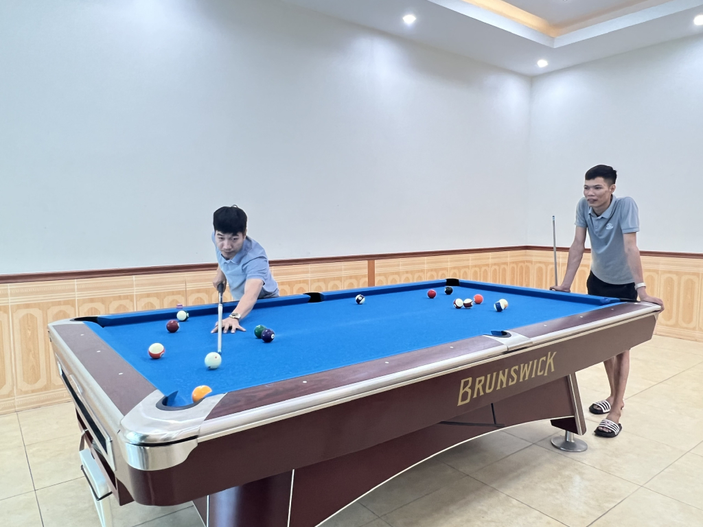 Thợ lò Vàng Danh chơi bi a sau những giờ làm việc căng thẳng.