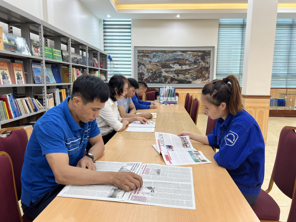 Thư viện thu hút đông đảo thợ lò đọc sách.