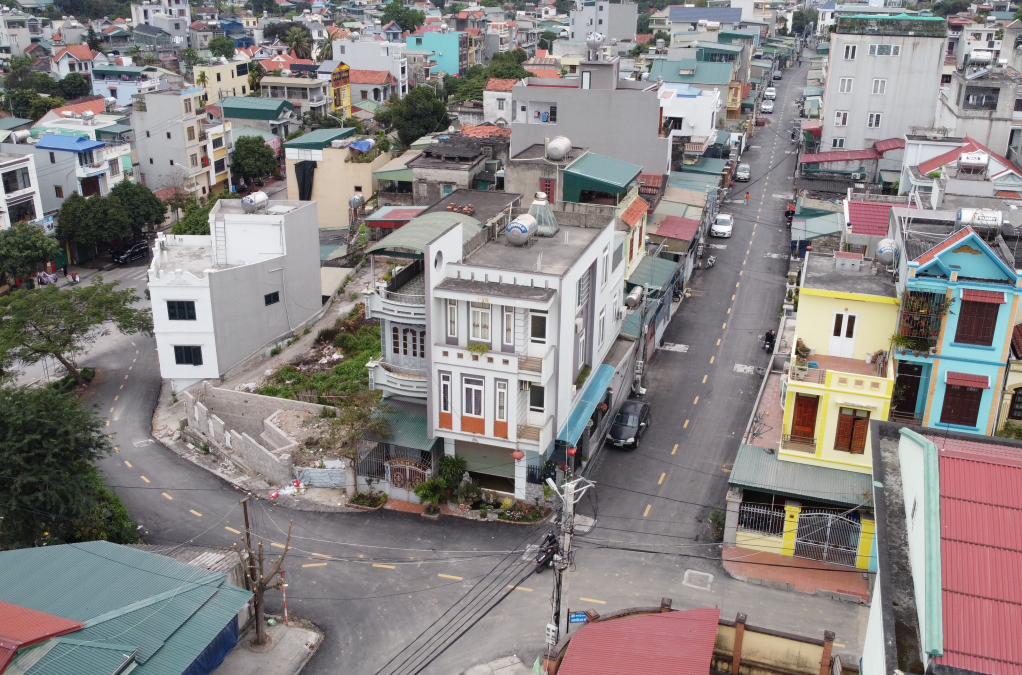 Tuyến đường liên tổ 48, 50, 52, khu 5 (phường Hà Trung, TP Hạ Long) rộng 7,5m được hoàn thành từ phong trào hiến đất làm đường. Ảnh