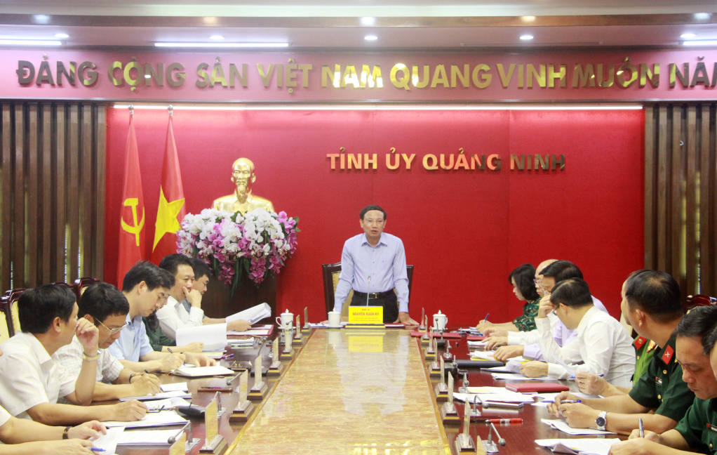 Đồng chí Nguyễn Xuân Ký, Ủy viên Trung ương Đảng, Bí thư Tỉnh ủy, Chủ tịch HĐND tỉnh, chủ trì hội nghị.