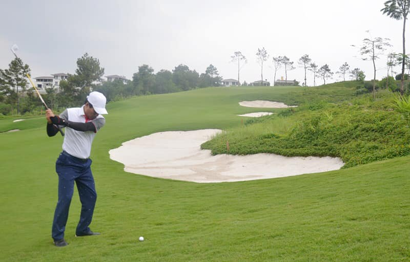 Các golfer tích cực tập luyện cho giải đấu.