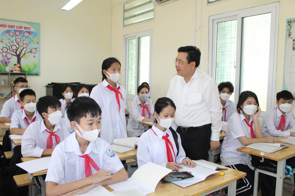 Lãnh đạo TP Móng Cái thăm, động viên học sinh Trường Tiểu học Hải Sơn