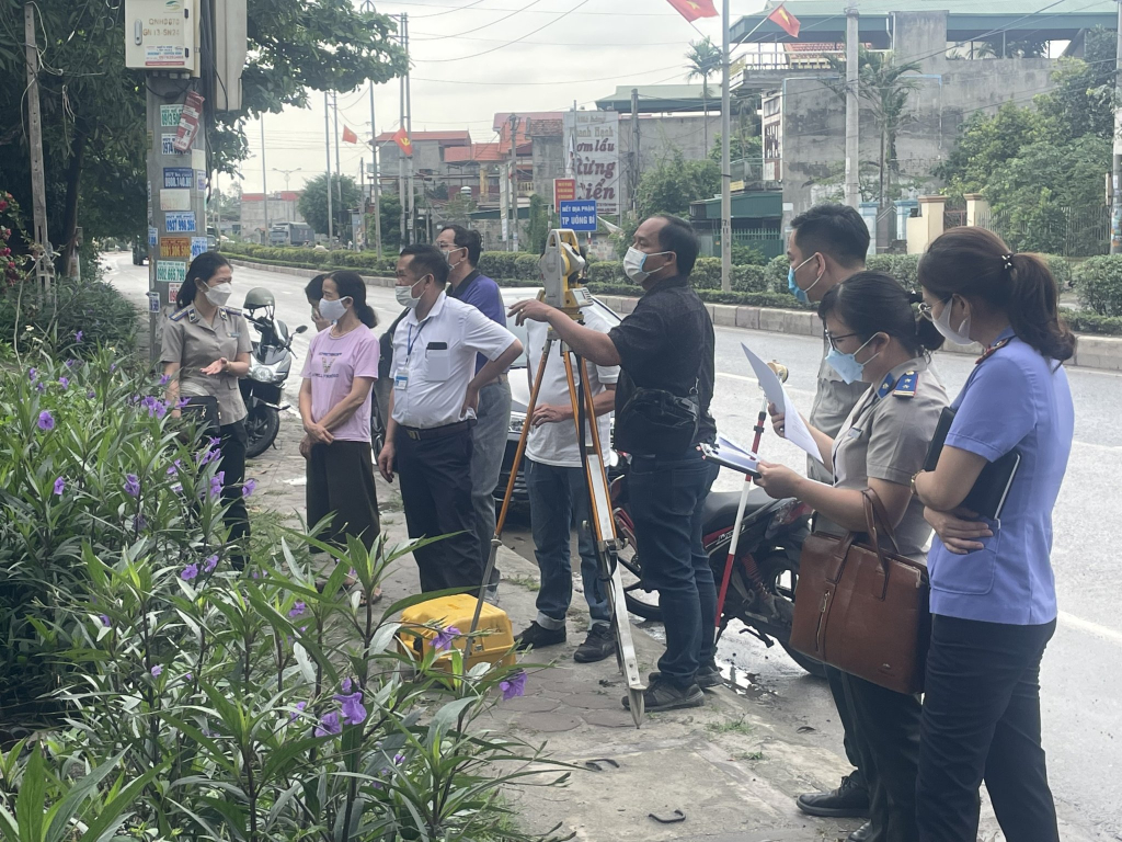 Chi cục Thi hành án dân sự TP Uông Bí tổ chức cưỡng chế quyền sử dụng đất để thi hành án.
