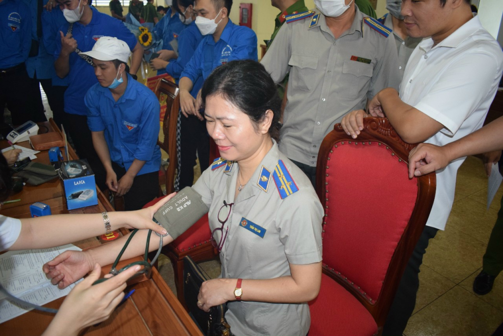 Cán bộ, công chức, người lao động Chi cục THADS TP Uông Bí tham dự hiến máu tình nguyện do Công an thành phố phát động.