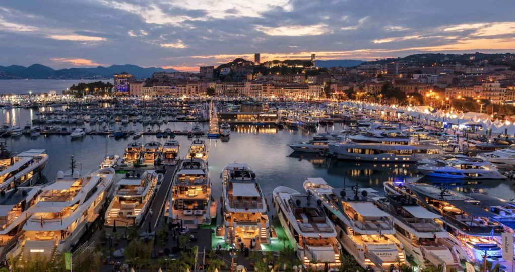 Khung cảnh “trên bến, dưới thuyền” tấp nập tại vịnh Cannes mỗi mùa Cannes Yachting Festival.