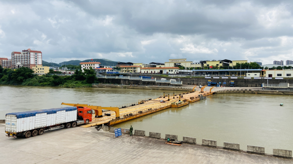 Thông quan hàng hóa qua Lối mở cầu phao tạm Km3+4 Hải Yên (TP Móng Cái).