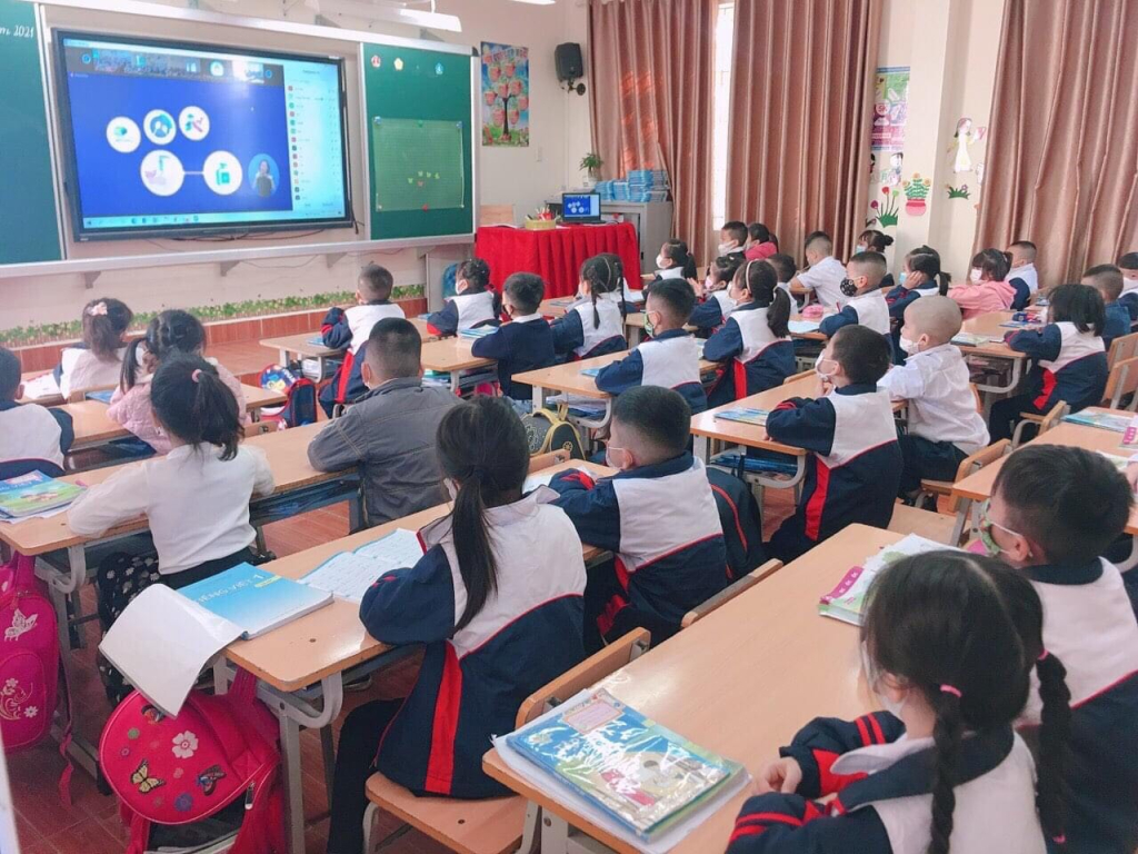 Các trường Tiểu học trên địa bàn TP Hạ Long đều sử dụng hệ thống bảng thông minh trong công tác giảng dạy cho học sinh (trong ảnh: một giờ học sử dụng bảng thông minh của học sinh trường Tiểu học Lý Thường Kiệt, TP Hạ Long).