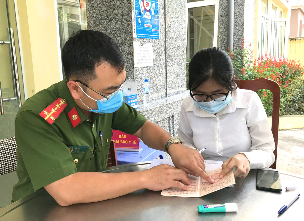 Công an phường Trần Hưng Đạo (TP Hạ Long) hỗ trợ người dân khai báo hồ sơ làm thủ tục cấp CCCD gắn chíp điện tử vào tháng 5/2021. Hoàng Quỳnh