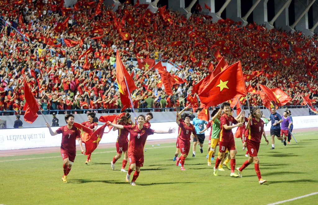 à Các cô gái Vùng mỏ góp sức giành HCV bóng đá nữ SEA Games 31 được tổ chức trên sân Cẩm Phả. 