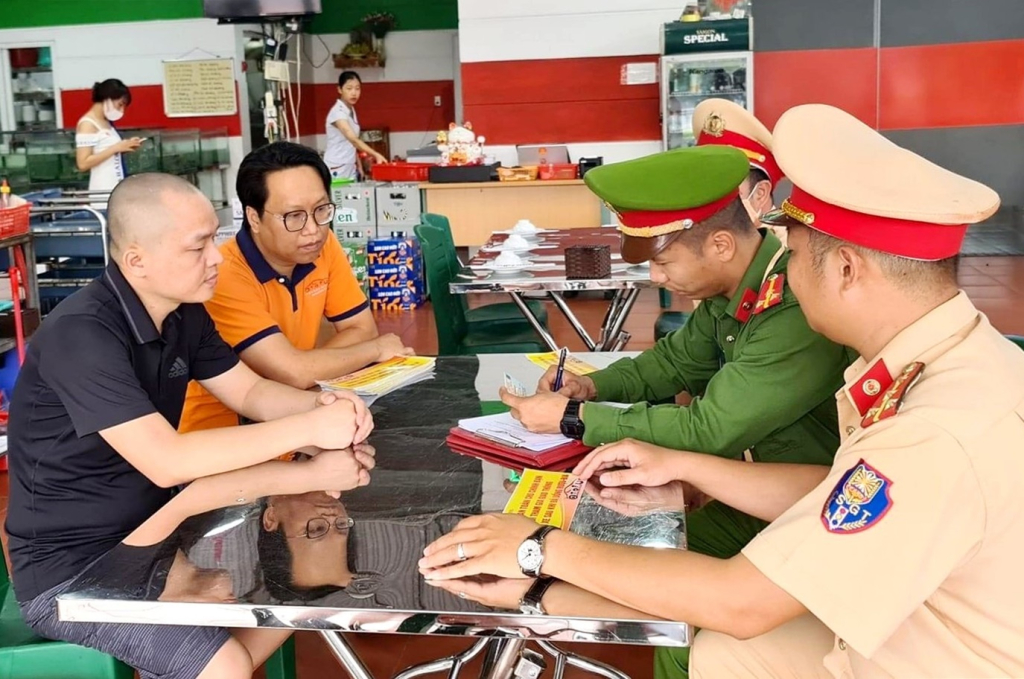 Công an TP Hạ Long tuyên truyền, vận động các chủ hàng quán ký cam kết thực hiện quy định về nồng độ cồn.