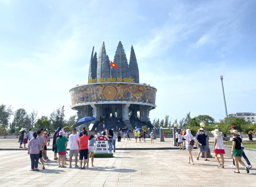 Du khách tham quan Cụm thông tin cổ động biên giới Sa Vĩ.