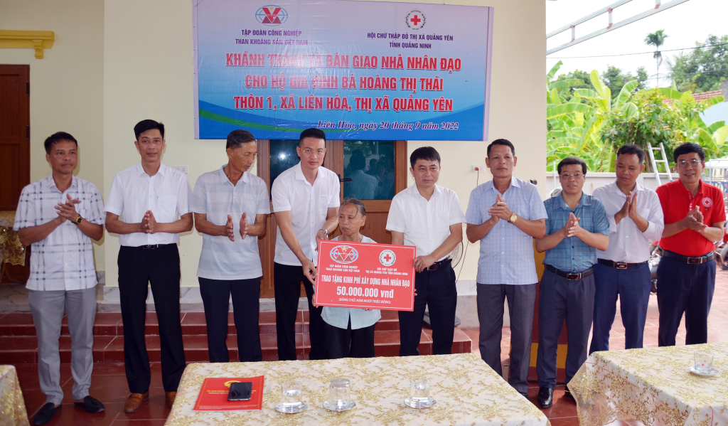 Các ông: Nguyễn Tuấn Anh, Phó Chủ tịch Hội CTĐ tỉnh và Nguyễn Mạnh Điệp Phó Giám đốc Trung tâm điều hành -TKV cùng đại diện ngành, đoàn thể, chính quyền địa phương TX Quảng Yên trao tặng kinh phí xây dựng nhà cho bà Hoàng Thị Thái.