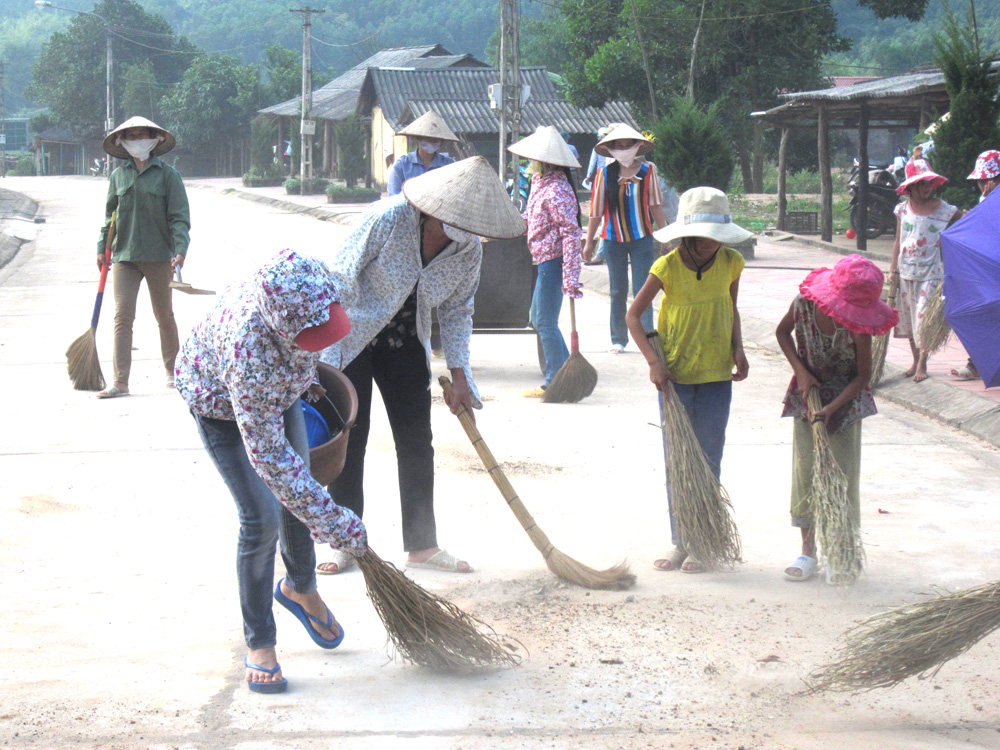 Người dân xã Minh Cầm tích cực tham gia ngày