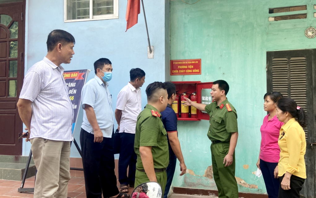 Công an huyện Bình Liêu hướng dẫn người dân cách sử dụng bình chữa cháy tại cộng đồng.
