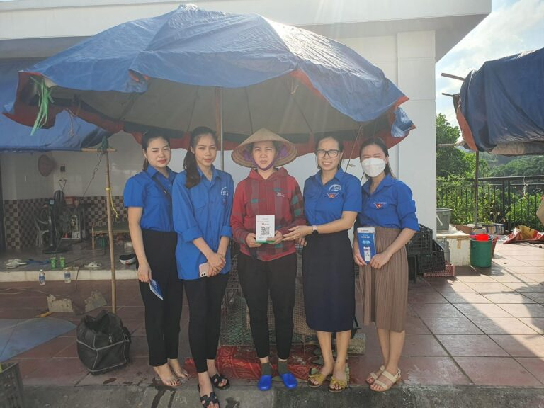 Đoàn thanh niên Thị trấn Ba Chẽ hướng dẫn các tiểu thương tại chợ Ba Chẽ áp dụng thanh toán không dùng tiền mặt.