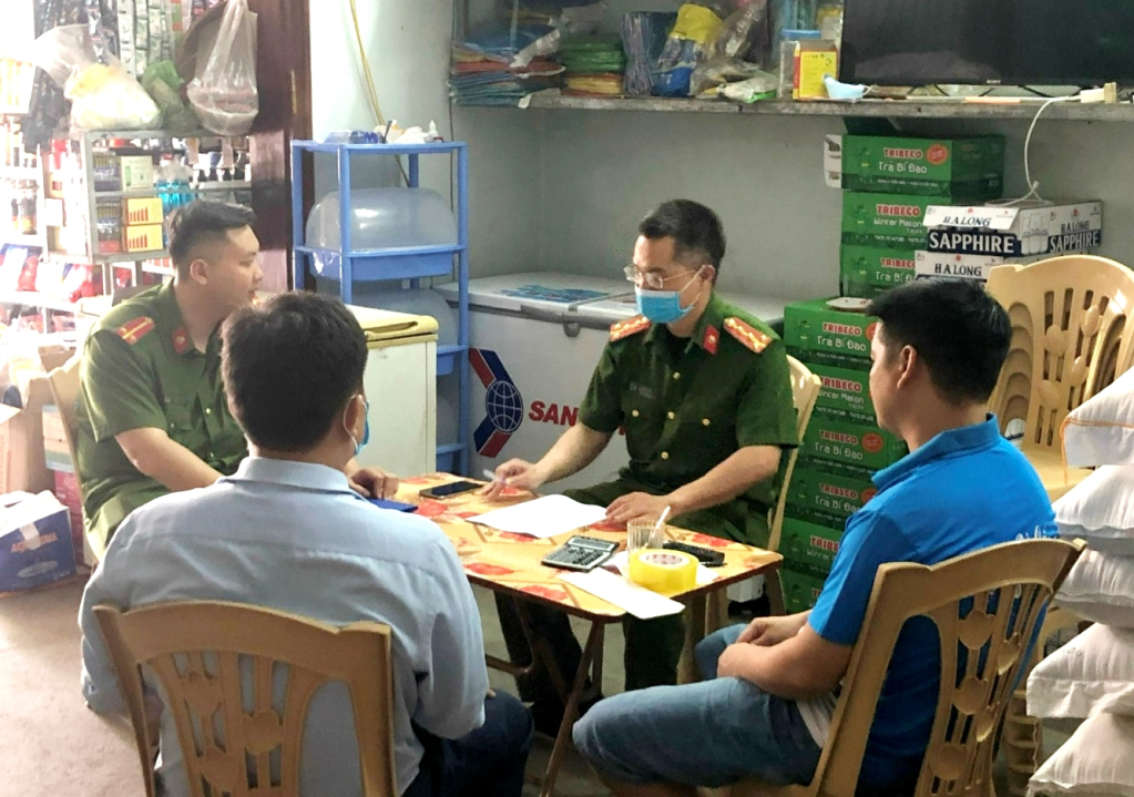 Công an huyện Bình Liêu hướng dẫn, kiểm tra công tác PCCC các hộ gia đình nhà ở kết hợp kinh doanh dịch vụ.
