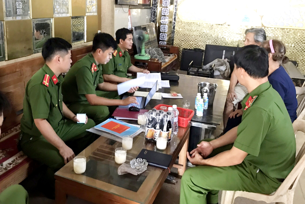 Công an TP Cẩm Phả kiểm tra hồ sơ của cơ sở karaoke trong đợt tổng kiểm tra.