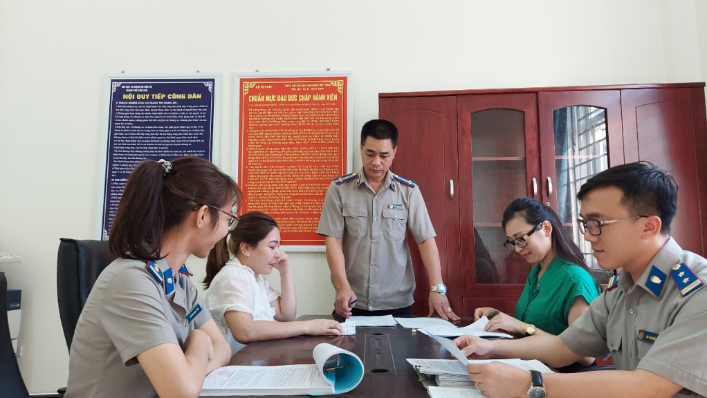 Lãnh đạo Chi cục THADS TP Cẩm Phả họp, trao đổi nghiệp vụ với các chấp hành viên.
