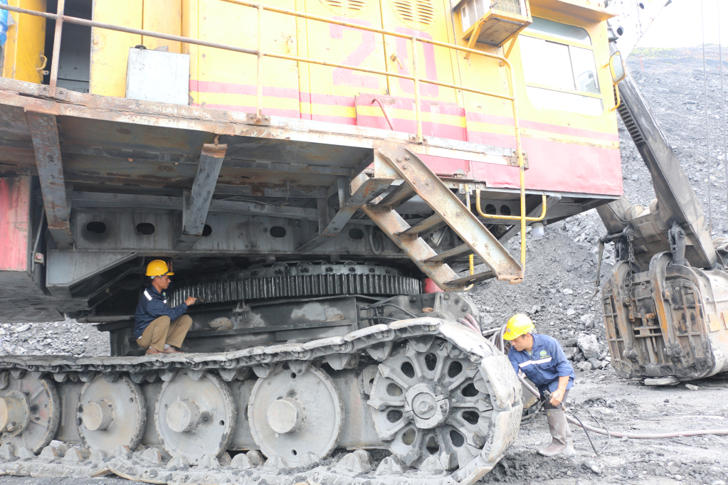 Phạm Văn Thiêm, kiểm tra quy trình đầu ca cùng đồng nghiệp trong tổ máy