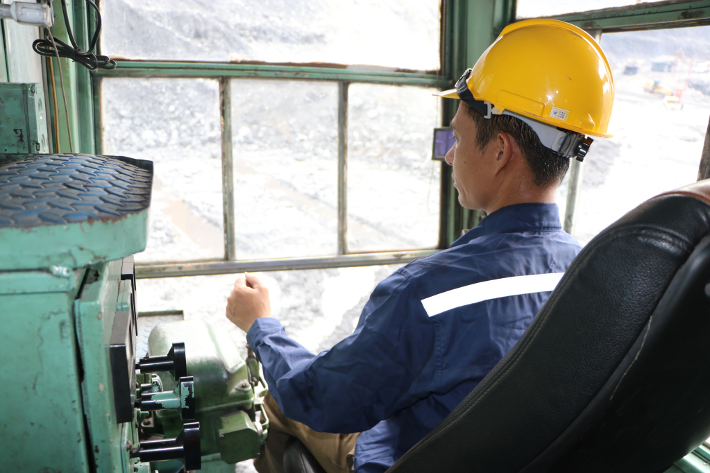 Phạm Văn Thiêm đang hăng say làm việc