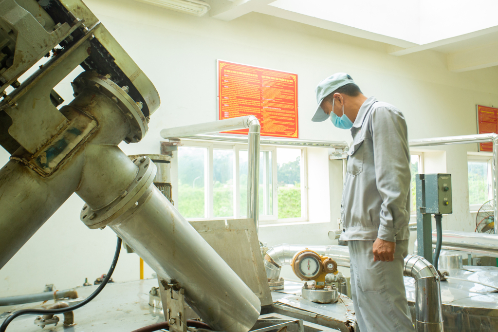 Công nhân Phân xưởng Sản xuất thuốc nổ nhũ tương hầm lò đang kiểm tra quá trình nạp nguyên liệu. Công đoạn này đòi hỏi phải đảm bảo tỷ lệ phối liệu với các thông số kỹ thuật như: Áp suất, nhiệt độ, tỷ trọng, độ PH…