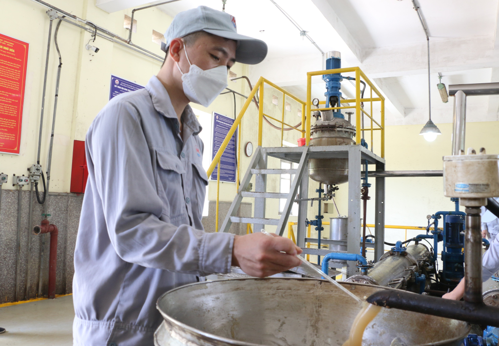 Cán bộ kỹ thuật dây chuyền sản xuất thuốc nổ nhũ tương hầm lò kiểm tra chất lượng  sau công đoạn nhũ hóa.