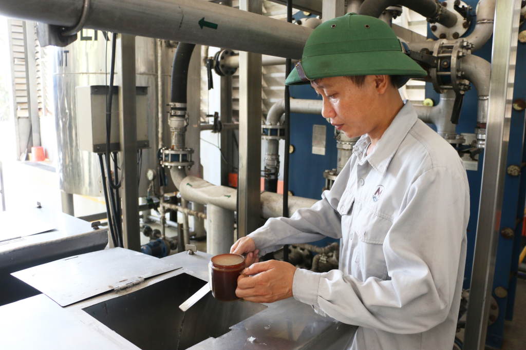 Cán bộ kỹ thuật Phân xưởng sản xuất Cẩm Phả kiểm tra chất lượng sản phẩm Nhũ tương nền 07; Sản phẩm Nhũ tương nền 07 quyết định đến chất lượng thuốc nổ NTR07, NTR08 để phục vụ nổ mìn cho các mỏ lộ thiên.