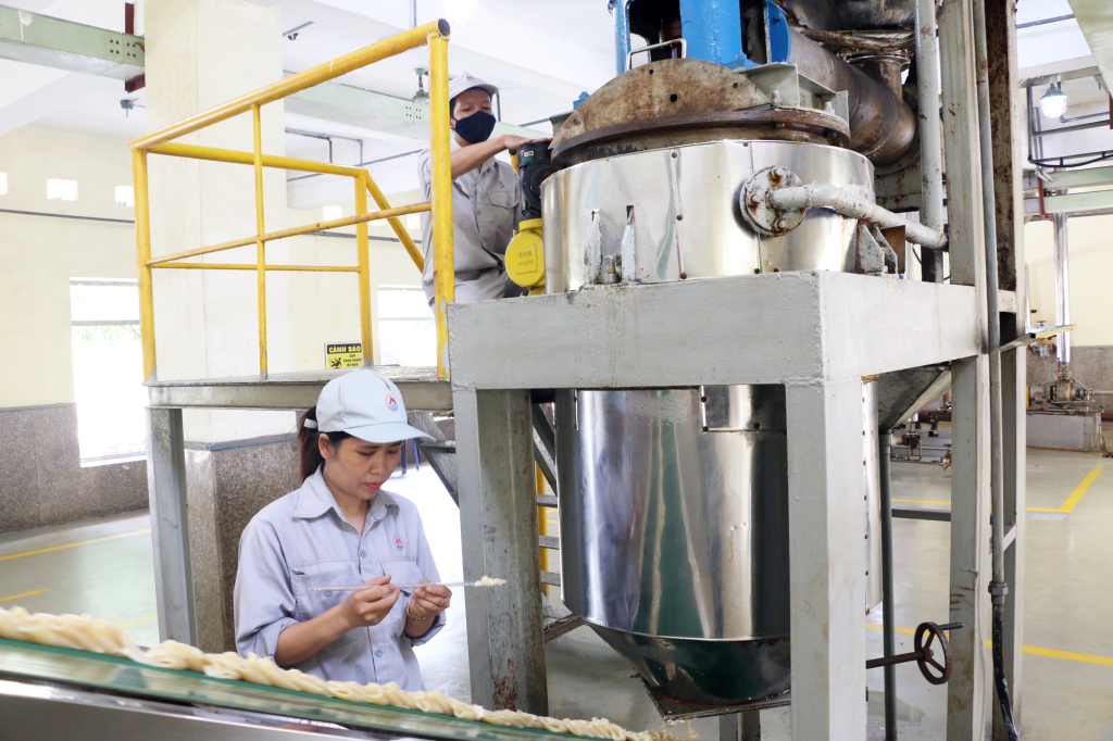 Cán bộ kỹ thuật Phân xưởng Sản xuất nhũ tương hầm lò kiểm tra, giám sát công đoạn sau làm mát và mẫn hoá tăng nhạy cho thuốc nổ.