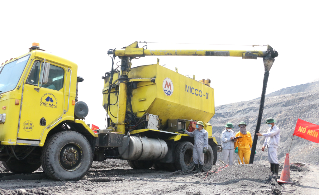 Xe sản xuất thuốc nổ MICCO - 01 đang nạp mìn tại khai trường Công ty CP Than Cao Sơn. Hiện nay, Công ty TNHH MTV Công nghiệp Hóa chất mỏ Việt Bắc-MICCO quản lý và vận hành 8 xe sản xuất thuốc nổ chuyên dụng trên khai trường mỏ. Đây là hệ thống cơ giới hóa nạp mìn tiên tiến và hiện đại phục vụ nổ mìn cho các mỏ lộ thiên.