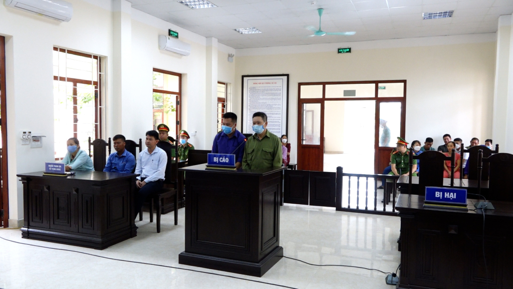Các bị cáo Hoàng Đức Minh và Hoàng Văn Giang thành khẩn khai báo hành vi phạm tội tại phiên tòa xét xử.