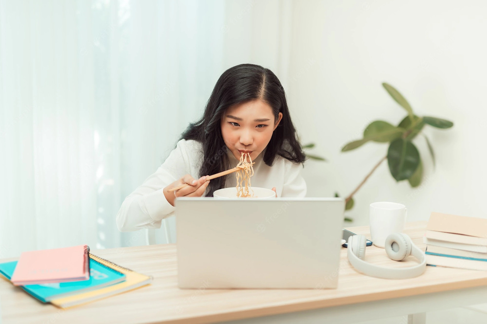 5 loại thực phẩm không nên ăn vào bữa trưa kẻo đầy bụng, khó tiêu, béo phì - Ảnh 1. 5 loại thực phẩm không nên ăn vào bữa trưa kẻo đầy bụng, khó tiêu, béo phì - Ảnh 1.