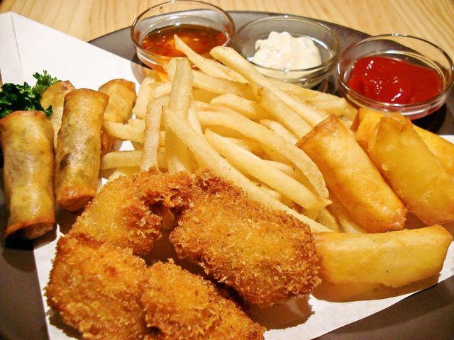5 loại thực phẩm không nên ăn vào bữa trưa kẻo đầy bụng, khó tiêu, béo phì - Ảnh 2.
