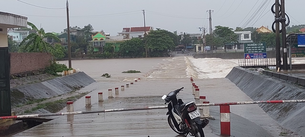 Nước lũ sông Hà Cối dâng cao, địa phương đã chặn barie không cho các phương tiện qua lại, đảm bảo an toàn