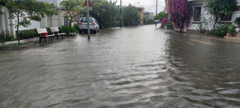 Mưa lớn đã làm ngập úng nhiều tuyến đường trong khu phố Hải Tân, thị trấn Quảng Hà