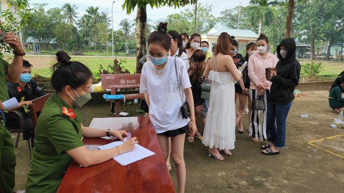 CLIP: Các chân dài trong quán Bar Paradise ở TP Rạch Giá  - Ảnh 2.