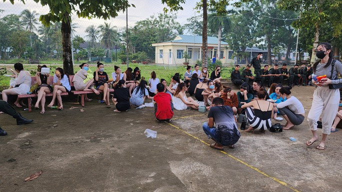CLIP: Các chân dài trong quán Bar Paradise ở TP Rạch Giá - Ảnh 3. CLIP: Các chân dài trong quán Bar Paradise ở TP Rạch Giá - Ảnh 3.