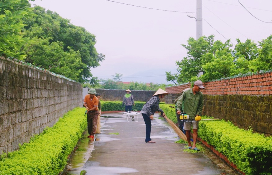 Người dân xã Việt Dân, TX Đông Triều dọn vệ sinh môi trường tuyến đường trục thôn.