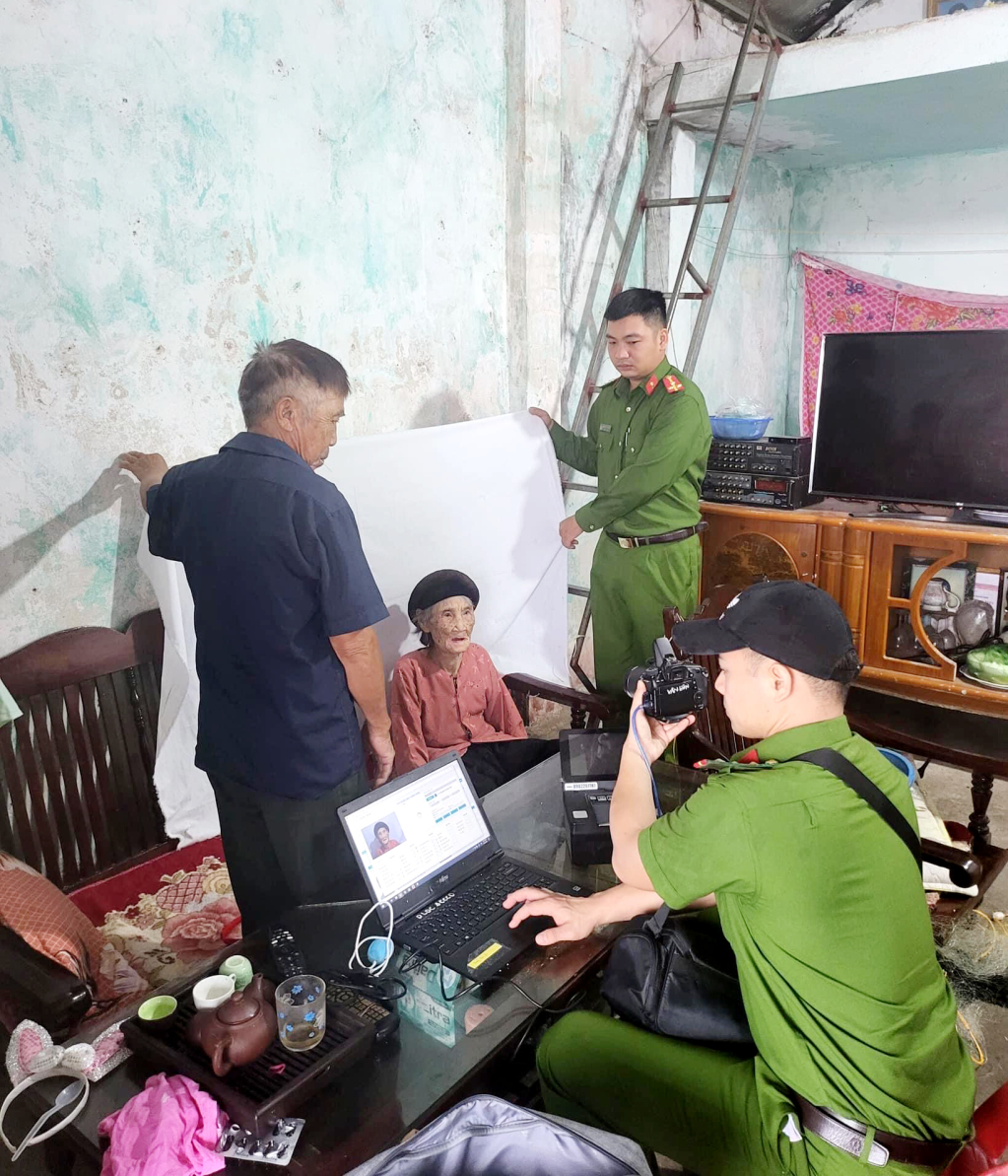 Những người già yếu, không đến được các điểm làm căn cước công dân cũng được cán bộ, chiến sĩ công an tận tâm đến gia đình làm thủ tục cấp căn cước công dân theo đúng quy định. (Trong ảnh: CBCS Công an huyện Vân Đồn hỗ trợ người dân già yếu làm thủ tục cấp căn cước công dân tại gia đình).