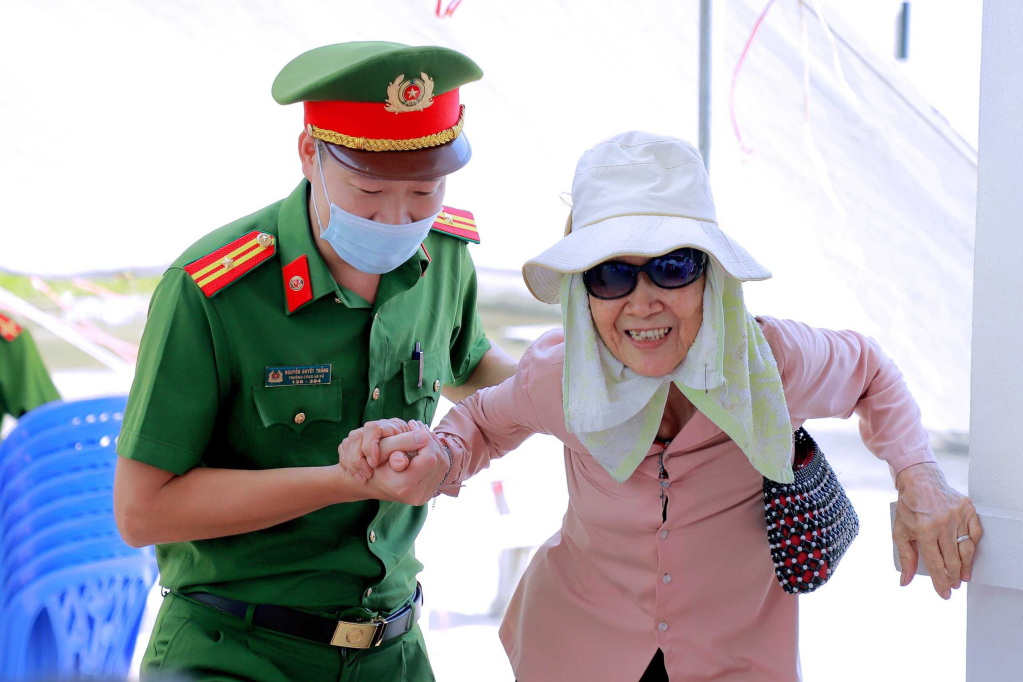 Hàng năm, những người già, người yếu thế, gia đình gặp khó khăn, đối tượng xã hội… luôn được lực lượng vũ trang tỉnh ưu tiên tổ chức khám, chữa bệnh, cấp thuốc miễn phí. (Trong ảnh: CBCS Công an TX Đông Triều hỗ trợ người cao tuổi xã Việt Dân tham gia chương trình khám bệnh, cấp thuốc miễn phí do Công an tỉnh tổ chức). Ảnh: Nguyễn Thanh