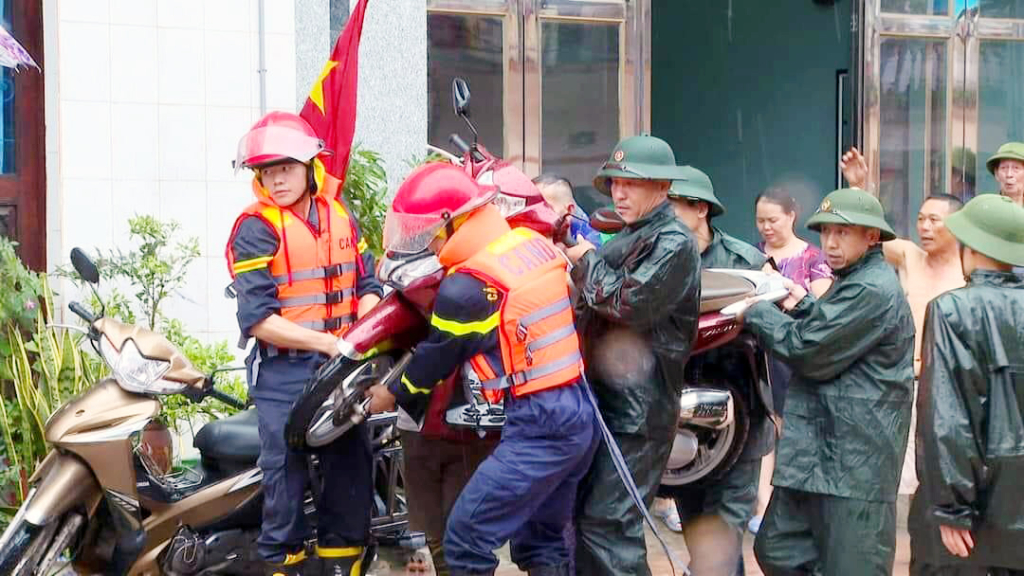 Ở đâu xảy ra thiên tai, bão lụt, hỏa hoạn đều có các lực lượng vũ trang đến trợ giúp. (Trong ảnh: CBCS Cảnh sát PCCC và CNCH hỗ trợ người dân thôn Long Thành, xã Tiên Lãng, huyện Tiên Yên di chuyển tài sản ra khỏi vùng bị ngập lụt do ảnh hưởng bởi cơn bão số 3).