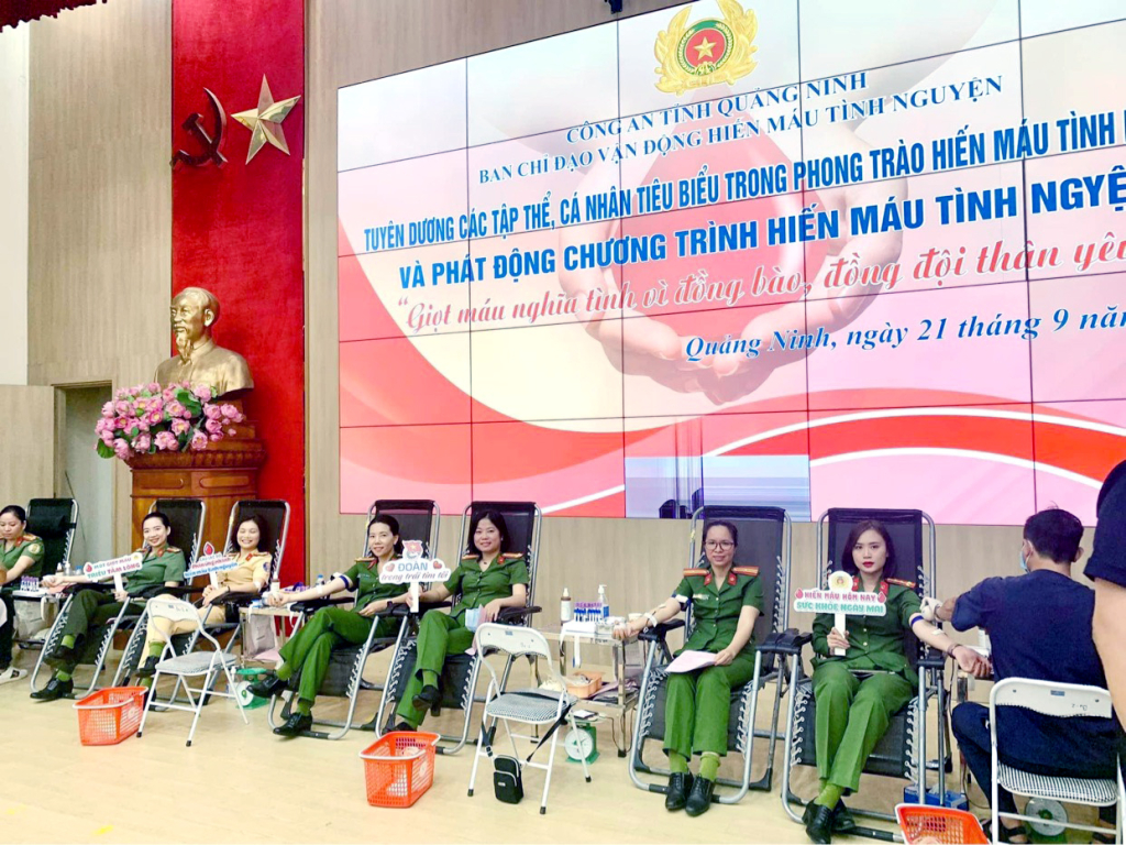 Không chỉ dũng cảm trong đấu tranh, trấn áp các loại tội phạm, lực lượng vũ trang tỉnh còn tích cực hiến máu tình nguyện tham gia cứu giúp người bệnh. (Trong ảnh: CBCS Công an tỉnh tham gia hiến máu tình nguyện do Công an tỉnh phát động tháng 9/2022).