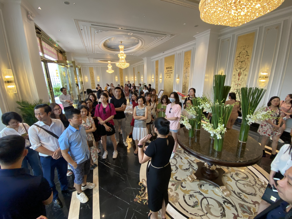 Đoàn Famtrip các đơn vị lữ hành khu vực phía Bắc khảo sát khách sạn Royal Hạ Long.
