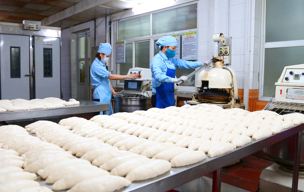 Qua đôi bàn tay của những “Bông hoa mỏ”, bánh mì mỏ không những mang lại dinh dưỡng giữa ca cho thợ, mà còn mang lại thương hiệu món ăn đặc sản cho Quảng Ninh.