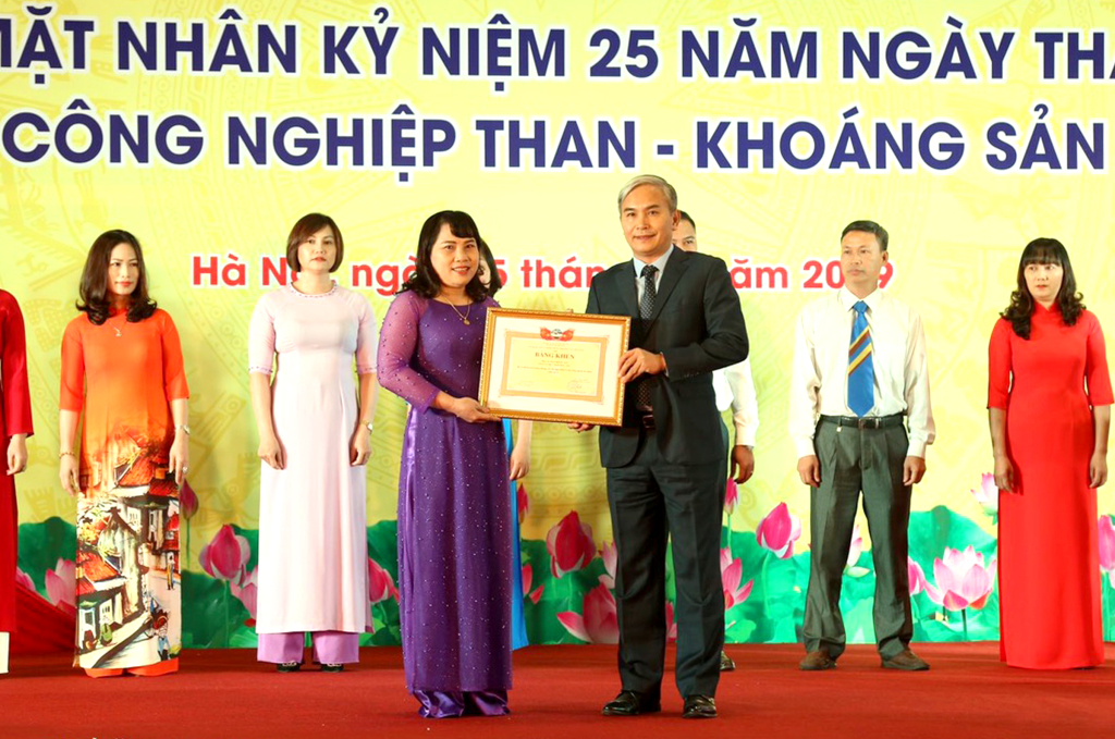 ĐC Vũ Anh Tuấn-UVBTV Tỉnh ủy, Bí thư Đảng ủy Than Quảng Ninh, Phó Tổng Giám đốc Tập đoàn CN Than-Khoáng sản Việt Nam, tặng bằng khen cho tập thể phân xưởng PVĐS
