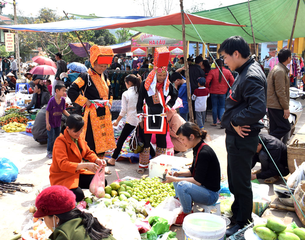 Điểm du khách tìm đến đầu tiên phải là chợ phiên vùng cao Hà Lâu, sẽ giới thiệu nhiều sản vật của bà con xã Hà Lâu và sản phẩm OCOP của các xã trên địa bàn huyện