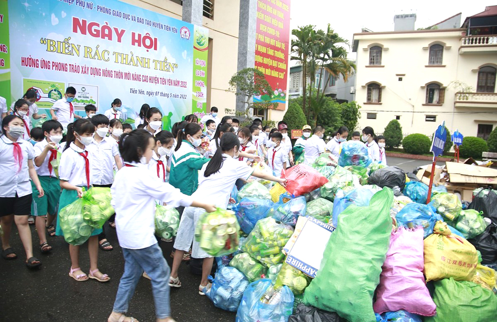 Ngày hội biến rác thành tiền của chị em phụ nữ Tiên Yên được đông đảo các em học sinh tham gia